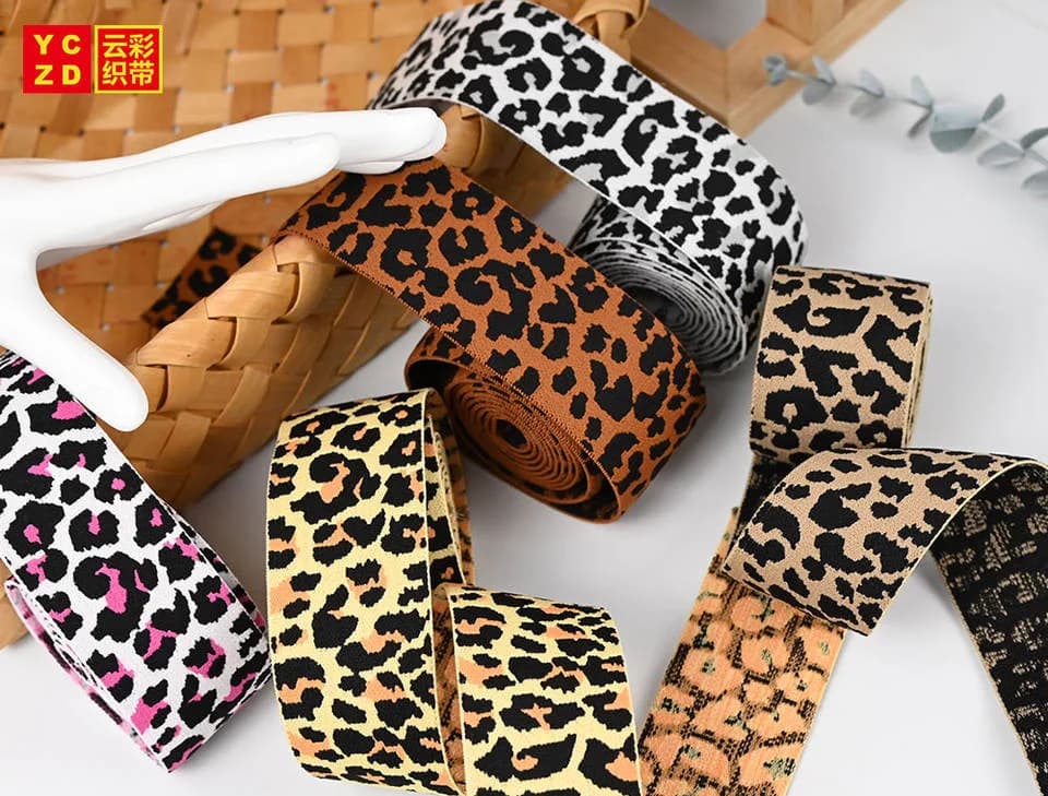 Leopard-pattern elastic bands in several colours over a basket